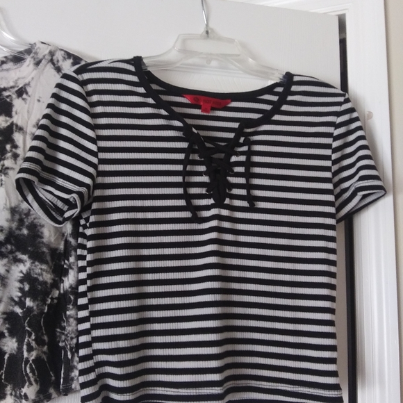 Lot of 2 Women's Tee Shirts - We To Me and Hot Kis - Picture 3 of 4